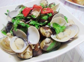 step7: 輕鬆簡單，5分鐘搞定......... 如果將米酒改成白酒就是比較西式的風味. 喜歡沙茶醬酌量加一點味道也蠻棒的呦~~