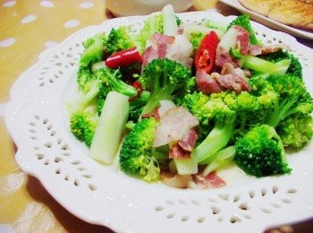 step5: 清爽好滋味家常菜ˊ歐巴桑儘量快速方便的處理ˊ 如果講究點ˊ可以先將花椰菜川燙一下ˊ 這樣烹煮時間可以縮短ˊ菜的色澤會更漂亮更有賣相ˊ 如果跟歐巴桑一樣ˊ懶得再多洗一個鍋子ˊ 就像我這樣處理即可ˊ 阿~家裡不能辭退的老板也不會因為它特別翠綠就加我薪水ˊ 就吃的開心ˊ歡喜就好囉~~^^