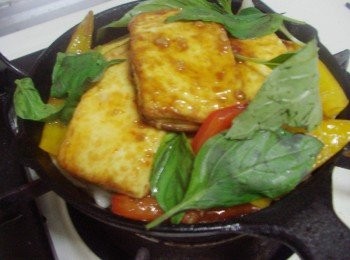 step8: 步驟8然後將悶煮差不多的豆腐蔬菜排放於奶油洋蔥上ˊ 擺上九層塔ˊ淋上鍋裡剩下的醬汁ˊ 並嗆入米酒ˊ灑點香油即可