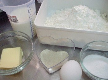 step1: 1.先準備好麵包餐盒所需材料