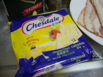 step8: 1包250公克芝司樂起士大於12杯200cc鮮奶鈣質喔~ 而且口味選擇多ˊ包裝衛生又仔細。 聖誕快樂ˊ補鈣補快樂^^ 更多起司創意料理請看芝司樂官網:http://www.chesdale.com.tw/share_list.asp