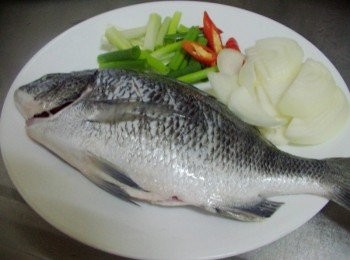 step1: 先準備好所需<span class="group_1">材料</span>ˊ魚處理乾淨ˊ魚身劃斜刀ˊ抹上少許鹽ˊ 配料蔬菜切成適當大小備用