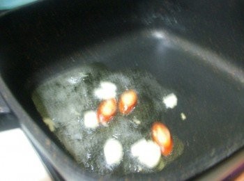 step2: 熱鍋ˊ放入油1大匙ˊ先爆香蒜頭和辣椒