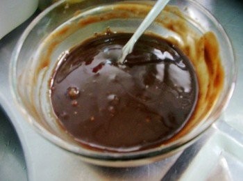 step6: 將溶化的巧克力和鮮奶油拌勻 (加了鮮奶油可以防止巧克力冷卻後變乾硬)