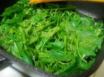 step3: 接著加入龍鬚菜ˊ快炒ˊ<span class="group_2">調味</span>約2分鐘即可