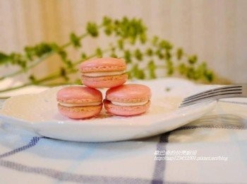 step6: 將完成步驟5擠於馬卡龍底部ˊ再覆蓋上另一片馬卡龍 表層脆口ˊ內層略帶黏牙感ˊ 搭配香濃起士奶油餡的【草莓甜心馬卡龍】就完成囉。