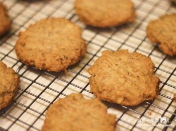 step8: 先讓餅乾停留在烤盤上約5分鐘，再移至鐵網上，待完全涼透後食用，或密封保存。