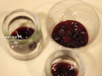 step3: 煮好後關火放涼，舀一些莓果醬在容器碗底，移至一旁備用。