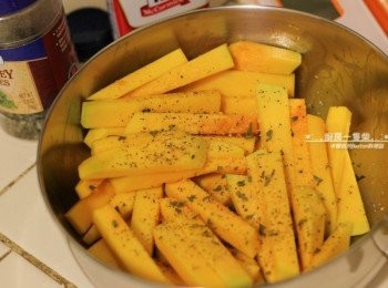 step3: 灑上適量蒜味鹽、黑胡椒粉、乾燥巴西利末，拌勻。