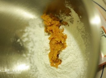 step7: 蒸好的南瓜用叉子壓成泥，待稍涼後加入50g的糯米粉一起搓揉成團(太乾就加一點水、太濕就加糯米粉)。