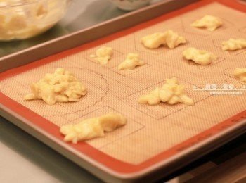 step7: 醒好的麵糊從冰箱取出，用大湯匙舀起放在烘焙紙上。