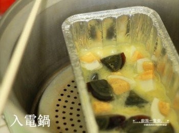 step7: 將烤模放入大同電鍋中，電鍋邊緣擺上一根筷子，再蓋上鍋蓋、按下開關蒸。 ※我使用的是可均勻導熱、脫取容易的長方形鋁箔烤模(20.3 cm x 9.8 cm x 6.3 cm)