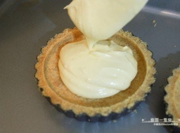 step7: <span class="group_2">乳酪餡</span>攪拌均勻的乳酪麵糊倒入烘烤放涼的餅乾<span class="group_1">塔皮</span>中。