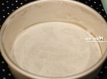 step1: 烤箱預熱至170度C(約338度F)，6吋蛋糕模底部鋪上剪成圓形的烘焙紙，側邊抹上少許奶油，撒上少許麵粉防粘(也可以直接沿著烤模底部跟側邊鋪上一大張烘焙紙來操作。)