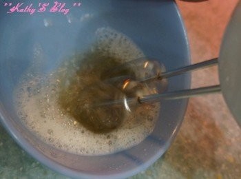 step6: 待蘋果啫喱有少許凝固後，就可以將留作啤酒泡泡嘅溶液，用打蛋器打至起泡~