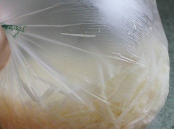 step2: 取一塑膠袋, 放入切絲的大頭菜, 加入一大匙的鹽巴. 將塑膠袋吹氣, 收口處用手抓緊後, 上下左右搖晃讓鹽巴均勻散佈. 靜置15分鐘後, 取出並用清水將鹽分洗淨