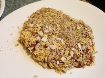 step2: 將豬肉排切約1公分厚. 過三關 沾麵粉 -->蛋液 --><span class="group_2">加料麵包粉</span> 後 靜置1分鐘