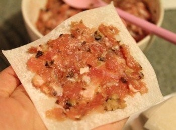 step2: 取一張餛飩皮, 將<span class="group_2">肉餡</span>壓薄鋪平, 周圍留1公分的邊