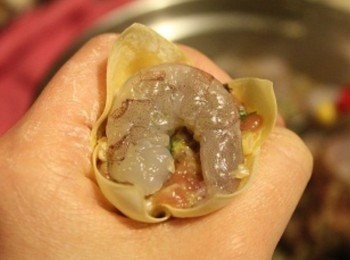 step3: 並填入適當的內餡, 與1隻蝦仁