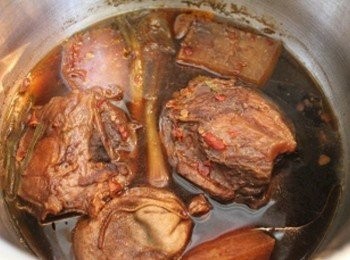 step2: 蓋上鍋蓋, 用中小火悶煮60-90分鐘 (看個人喜好的軟嫩度調整時間)