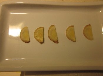step1: 取一個可耐熱的蒸盤,切5片薑放在盤子上,魚洗淨擦乾兩面抺上少許塩及米酒,將魚放在薑上
