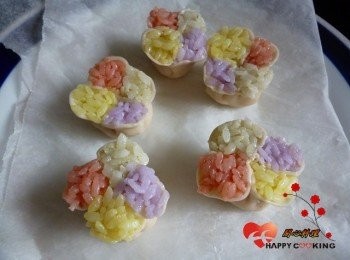 step3: 用小湯匙分別放入四種彩色米,捏緊後用中大火蒸5分鐘