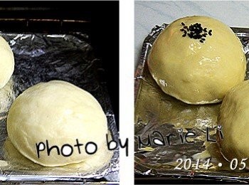 step6: 包好餡料的麵糰噴點水，蓋上濕布或保鮮膜
讓它自行做最後發酵，約需 50~60 分鐘
然後為發酵好的小餐包表面刷上一層蛋液
上面鋪點黑、白芝麻來區分餡料的不同