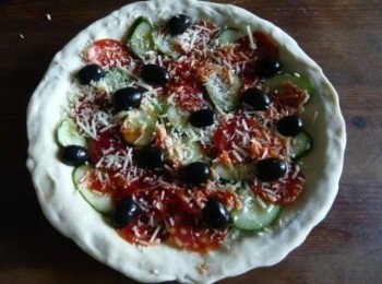 step3: 用薄底容器表面塗上橄欖油並平鋪上餅皮並在表面先放茄蓉芝士後放上其他材料