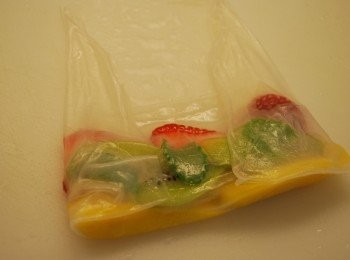 step3: 從底邊開始往上捲，收起左右兩側，收口處朝下(米紙性黏，會自動收口)