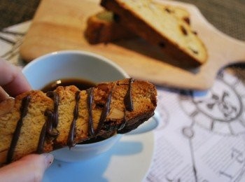 step12: 咖啡店單點一根貴俗俗，自己動手做其實一點都不困難，又可以控制預算。儲存在保鮮盒裡非常耐放，食用前在小烤箱裡回烤一下(沾了巧克力可能不太適合)，酥脆依舊！