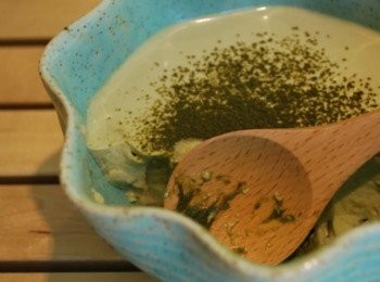 step8: 我偏愛抹茶的生澀的苦味，不妨在抹茶豆漿<span class="group_1">奶酪</span>上灑點抹茶粉，品嚐不同層次的抹茶，也是很棒的吃法唷！