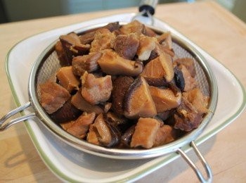 step8: 瀝出香菇及滷肉塊，保留滷肉肉汁備用