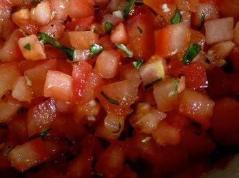 step3: Basil 蘿勒切碎，加入2。
混合後，試味。