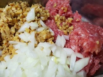 step6: [豬柳漢堡扒做法]
將所有材料與調味料混合，用手順同一方向將豬肉攪至起膠。