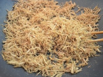 step5: 續再炒一段時間，肉絲會變得很酥脆，炒至變乾和呈現金黃色就可以。可以一邊炒一邊調整自己喜歡的䶢、甜味。在快要炒好前30秒加入熟白芝麻拌勻即可。（也可加入少許海苔增加風味）