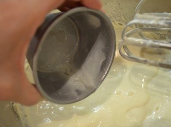 step8: 取約 1湯匙芝士混合物與魚膠溶液攪勻，再倒回芝士混合物中拌勻。