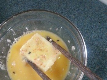 step5: 再將豆腐沾上雞蛋