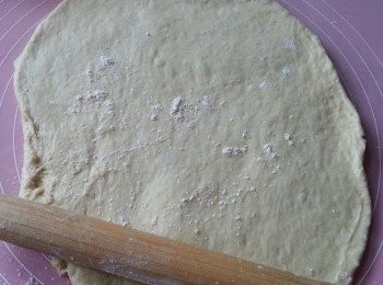 step6: 將發酵好的麵團放於枱上,用麵棍排氣,