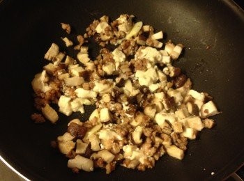 step4: 同鑊中火炒豬肉碎, 煮至8成熟時加冬菇粒一起炒