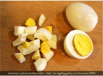 step7: 蒸煮後的彩色雞蛋先泡冷水降溫，再進行剝殼、切碎的動作。