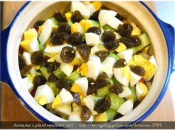 step8: 把所有<span class="group_1">食材</span>全部放入一大碗盤中，並酌量添加鹽巴與黑胡椒粉來增味。