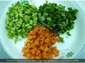 step3: 紅蘿蔔洗淨消皮後，分切成小塊狀的蘿蔔丁；空心菜洗淨後，也分切成約1~2公分長的大小。