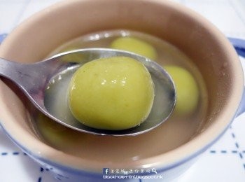 step4: 將一大鍋水煮滾，加入湯圓，待湯圓煮滾就可以吃咯～