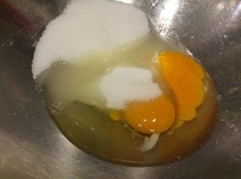 step2: 蛋加糖用電動打蛋器發混。