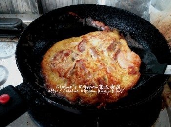 step10: 鑊中加入油燒熱 , 將適量材料放入鑊中用慢火慢慢煎至兩面金黃色即可