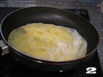 step2: 平底鍋加熱，雞蛋打散，用少許食用油攤成蛋餅