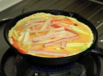 step3: 蓋上鍋蓋燜煮約20分鐘，確認蛋液已全熟後灑上蔥花即完成。