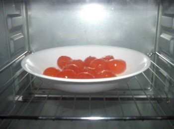 step2: 2.鹹蛋黃浸泡一下高梁酒後放入預熱150度c的烤箱烘烤8~10分鐘備用