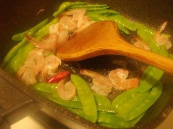 step3: 接著加入蝦子和辣椒，炒至蝦子略為變色有香氣