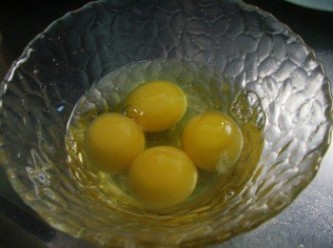 step4: 將雞蛋2個+蛋黃2個依順時鐘方向拌勻